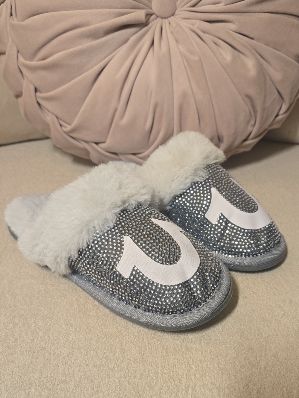 True Religion Rhinestone Horseshoe Faux Fur Slippers Silver Grey - Size M
